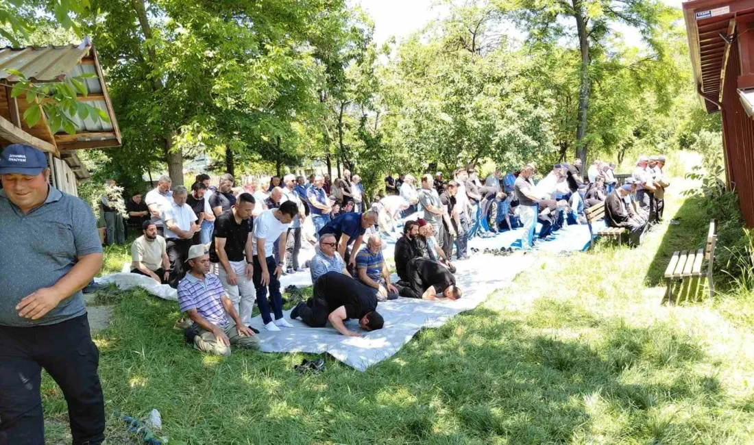 Bolu’da yardım etmek amacıyla arızalanan ATV’yi emniyet şeridinde tamir etmeye