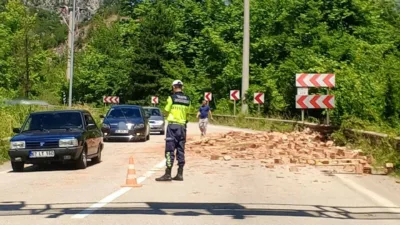 Karabük-Yenice kara yolunda seyir halindeki tırdan düştüğü iddia edilen tuğlalar