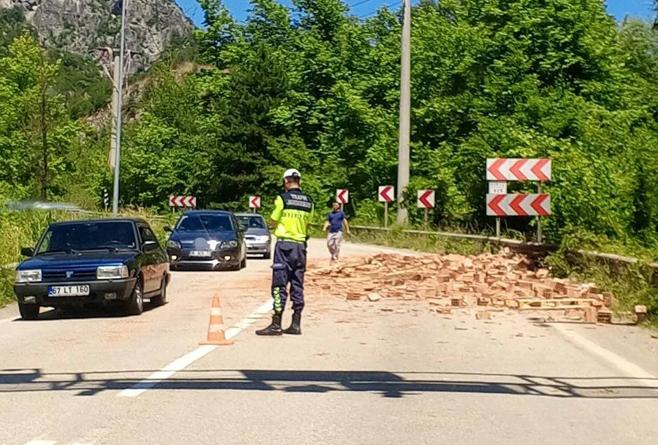 Karabük-Yenice kara yolunda seyir halindeki tırdan düştüğü iddia edilen tuğlalar
