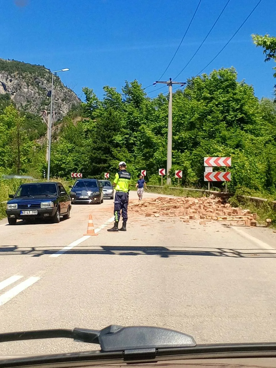 Karabük-Yenice kara yolunda seyir halindeki tırdan düştüğü iddia edilen tuğlalar