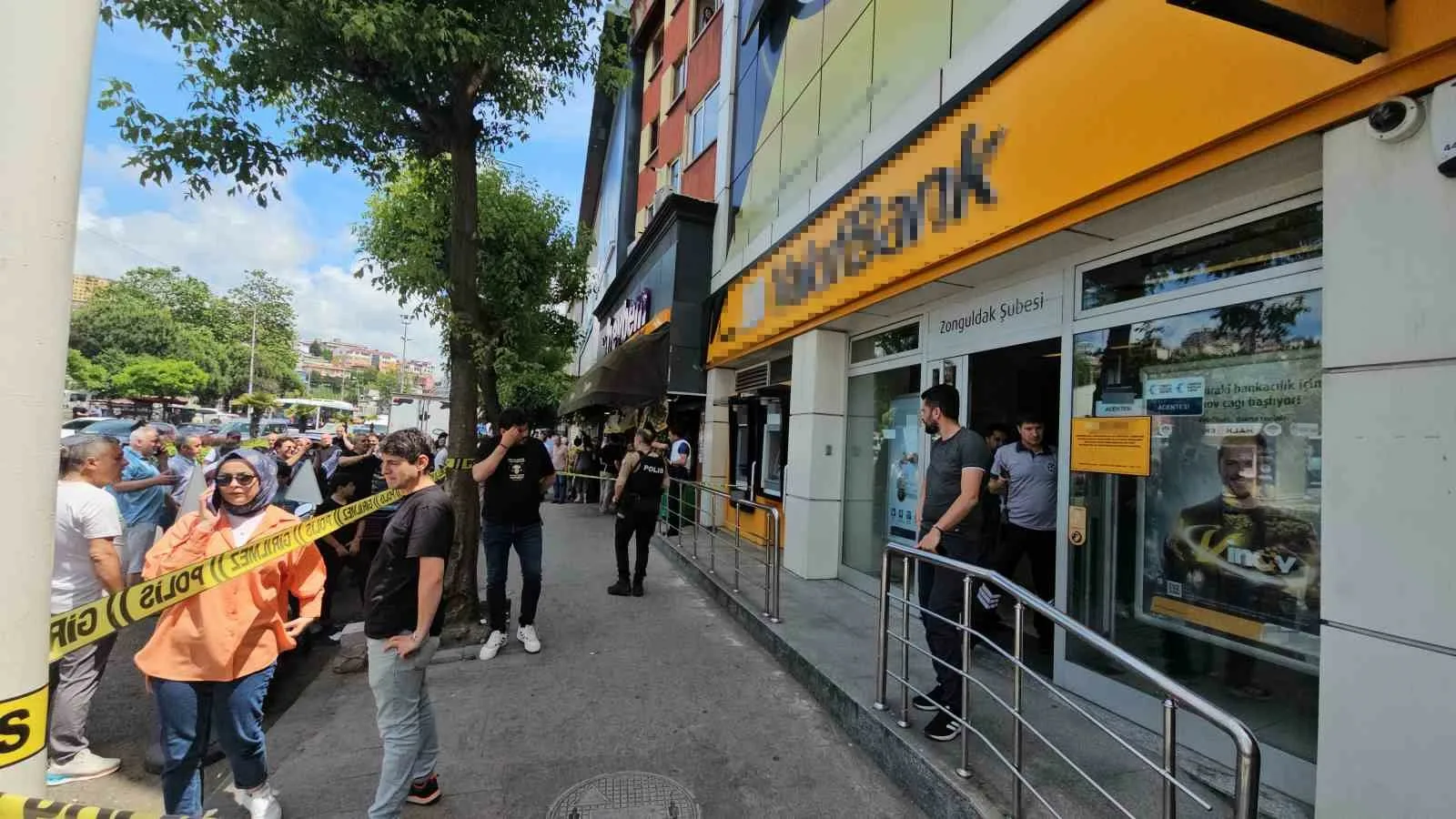 Zonguldak’ın Soğuksu semtinde, evinin icradan satılmasına öfkelenerek bir bankada silahla
