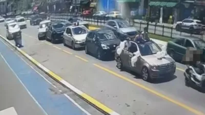 Sakarya’nın Serdivan ilçesinde bahşiş almak amacıyla sünnet konvoyunun önünü keserek