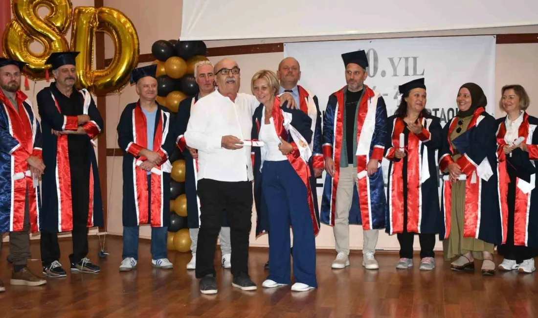 Zonguldak Merkez Ortaokulu’nun 1985-1986 mezunları, sınıf öğretmenleri Cumali Dedeoğlu ile