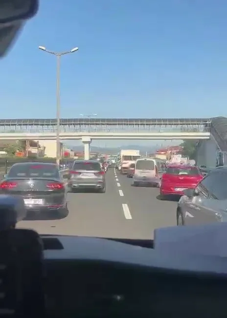 100 Karayolu üzerinde fermuar sitemi ile yol verdi. O anlar