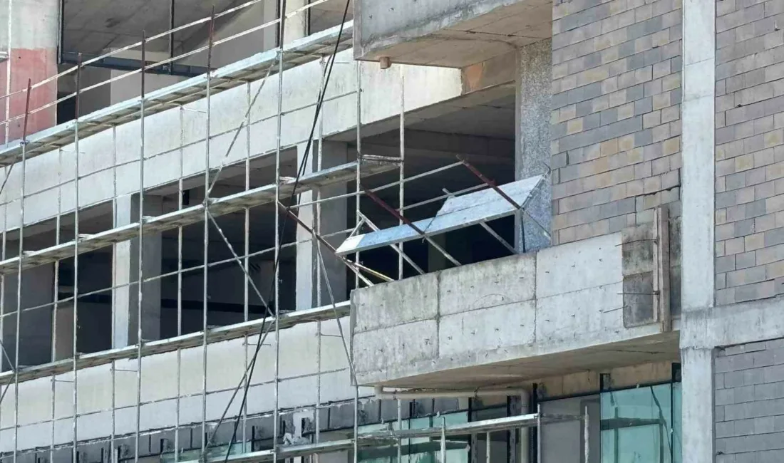 Ankara’da yapımı süren binanın 1. katında çalıştığı sırada iskelenin yerinden