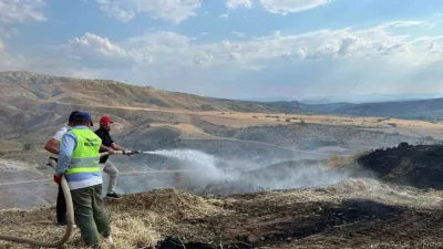 Ankara’nın Nallıhan ilçesindeki bir mahallede arazide çıkan yangın, itfaiye ekiplerinin