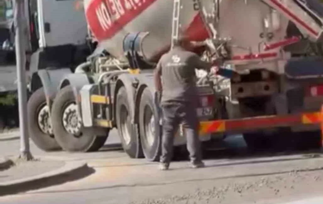 Ankara’nın Sincan ilçesinde seyir halindeki bir beton mikserinden yola beton