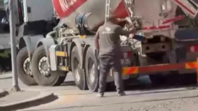 Ankara’nın Sincan ilçesinde seyir halindeki bir beton mikserinden yola beton