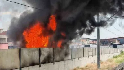 Ankara’da boş arazide yakılan atık maddelerden çıkan yangının yan taraftaki
