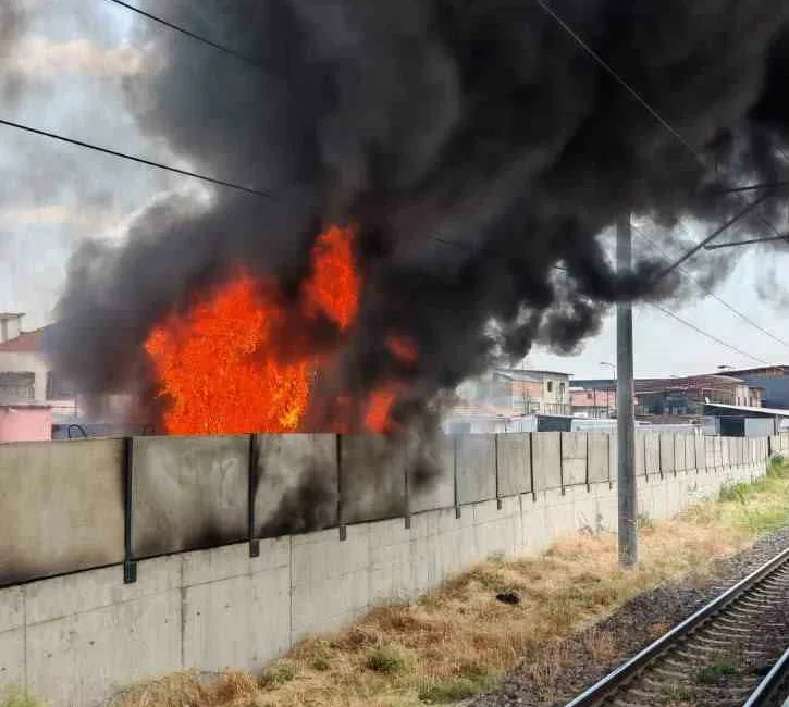 Ankara’da boş arazide yakılan atık maddelerden çıkan yangının yan taraftaki