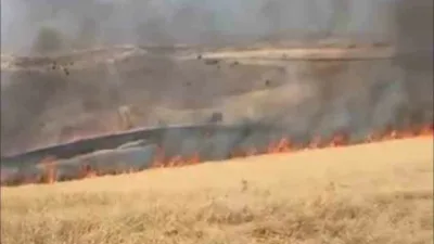 Ankara’nın Altındağ ilçesindeki otluk alanda çıkan yangın, itfaiye ekiplerinin yoğun