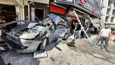 Ankara’da sürücüsünün direksiyon hakimiyetini kaybettiği EGO otobüsü, caddedeki bir iş