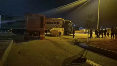 Ankara’nın Sincan ilçesinde hafriyat kamyonu, tıra yandan çarptı. Kazada haffiyat