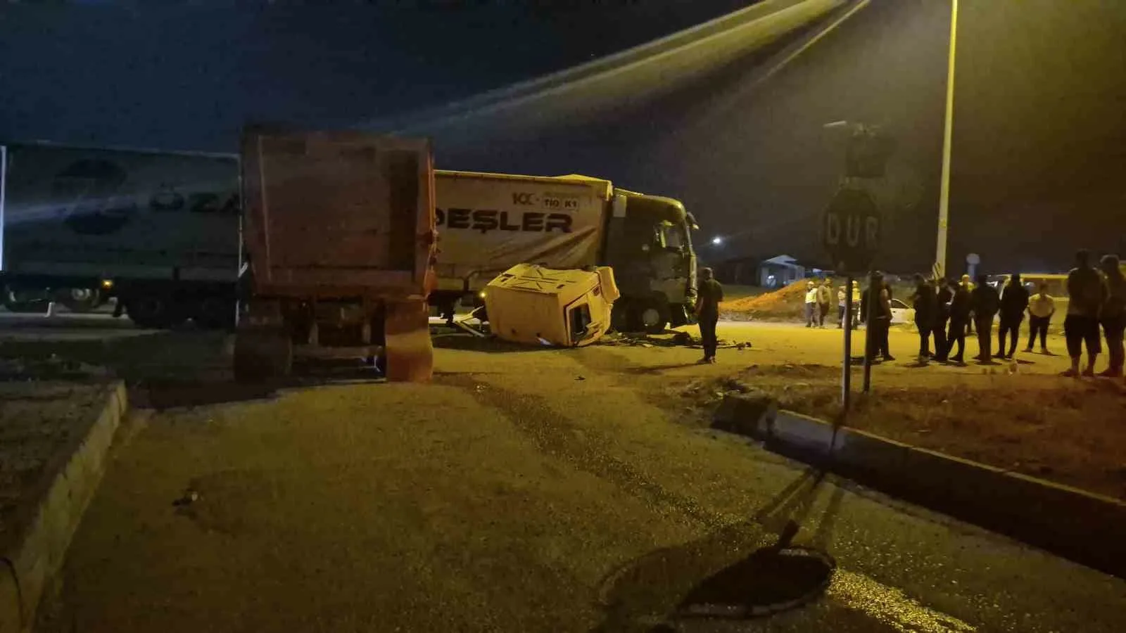 Ankara’nın Sincan ilçesinde hafriyat kamyonu, tıra yandan çarptı. Kazada haffiyat