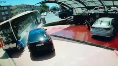 Ankara’da bir EGO otobüsünün yol kenarındaki iş yerine ve park