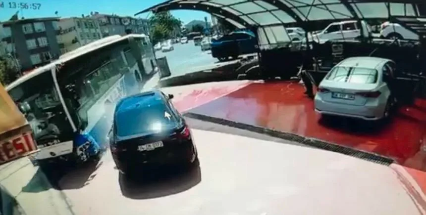 Ankara’da bir EGO otobüsünün yol kenarındaki iş yerine ve park