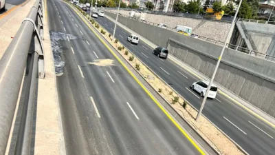 Ankara’da seyir halindeyken kontrolünü kaybedip iki araca çarpan motosiklet sürücüsü