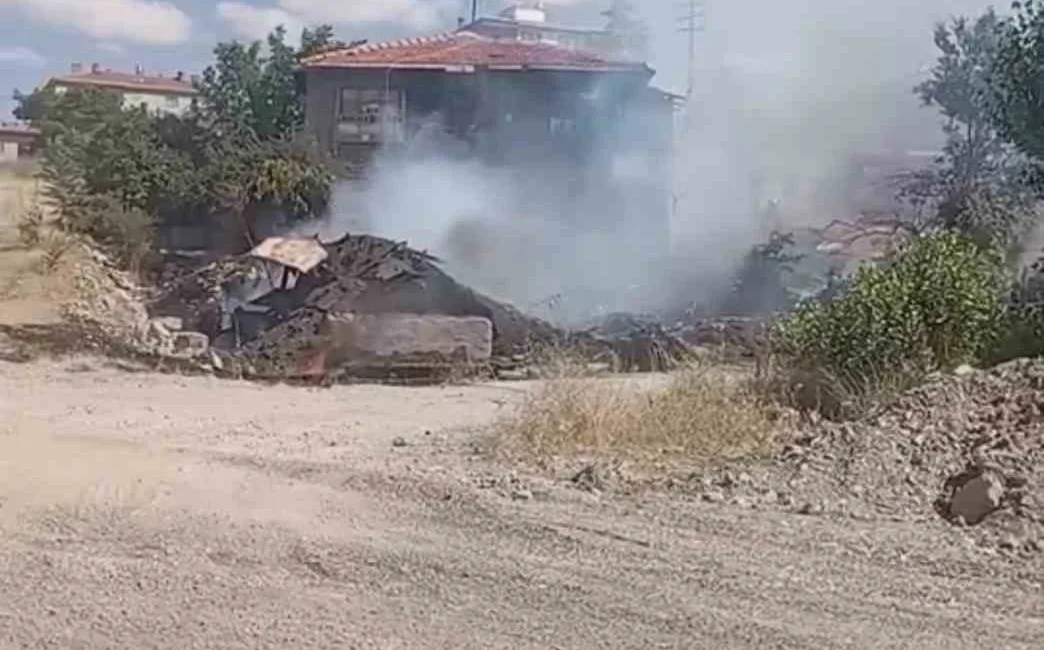 Ankara’nın Altındağ ilçesinde yabani otları temizlemek için yakılan ateş, kontrolden