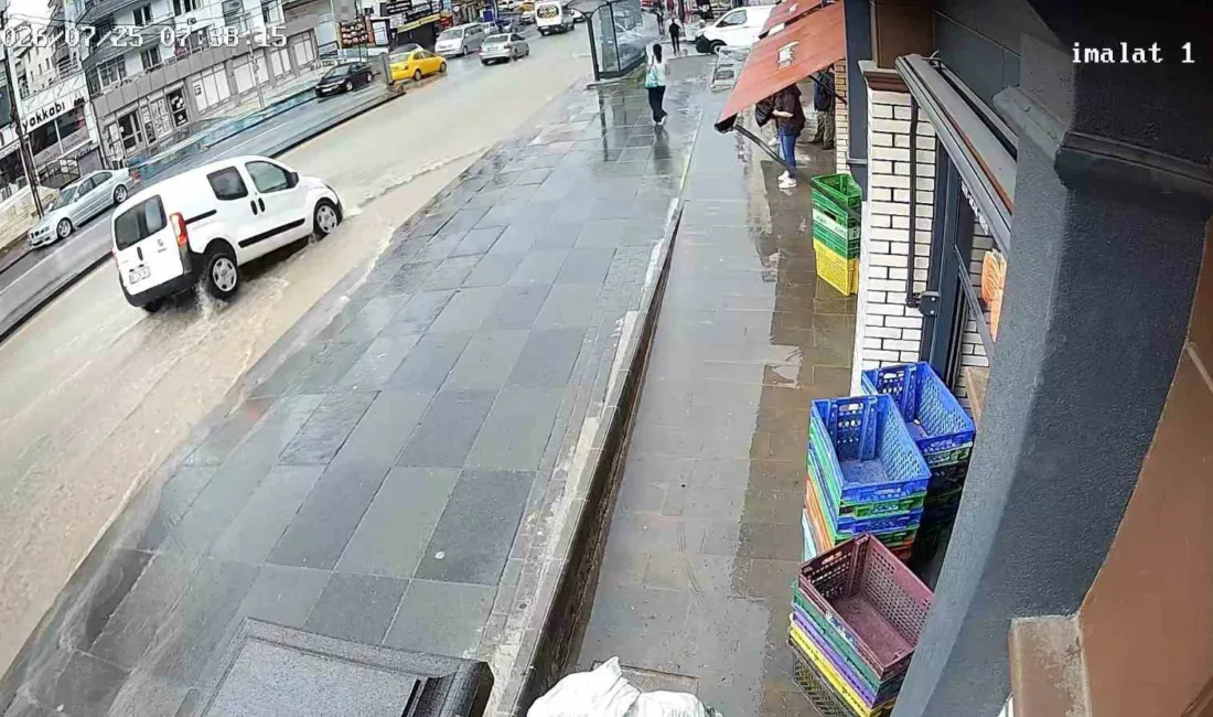 Ankara’nın Mamak ilçesinde sabah saatlerinde etkili olan sağanak yağış sonucu