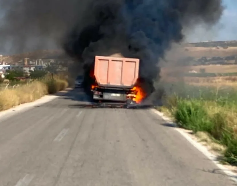 Ankara’nın Sincan ilçesinde seyir halindeki tır alev aldı. Olay, Sincan