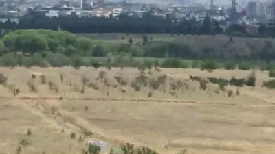 Ankara’nın Yenimahalle ilçesinde geniş arazide başlayan ot yangını, ekiplerin yoğun