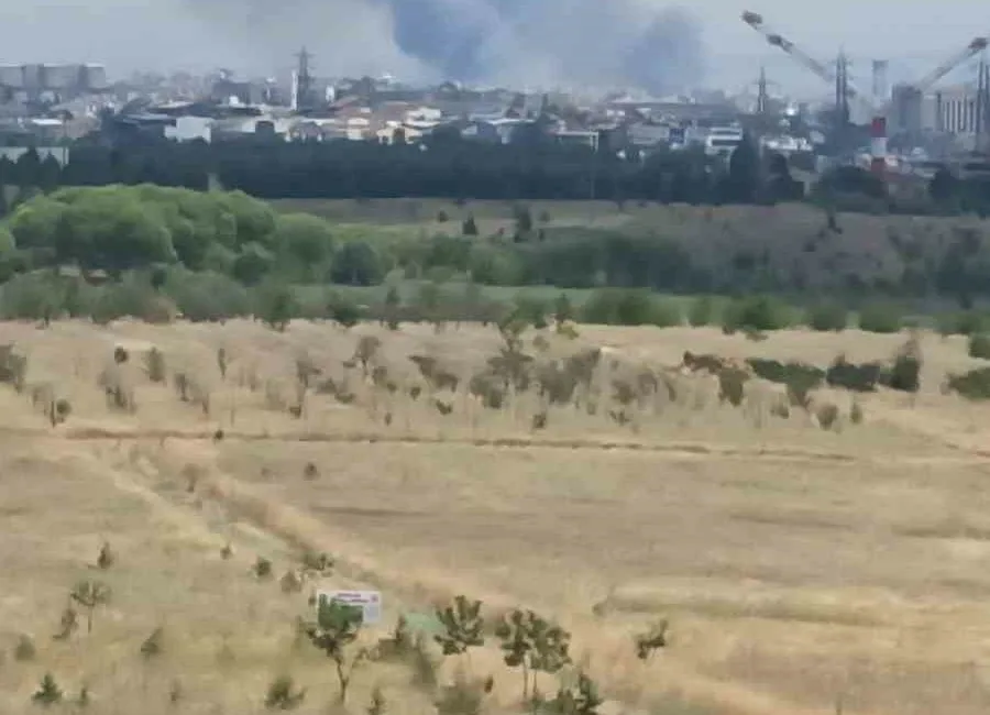 Ankara’nın Yenimahalle ilçesinde geniş arazide başlayan ot yangını, ekiplerin yoğun