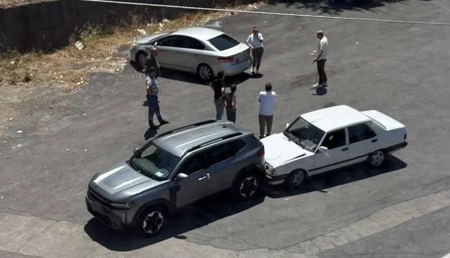 Zonguldak’ın Karadeniz Ereğli ilçesinde araç taşıyıcı tırdan indirildiği sırada kontrolden