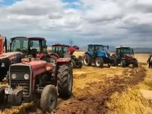 Ankara’da çıkan arazi yangını, köy sakinlerinin traktörlerle yaptığı müdahale sayesinde