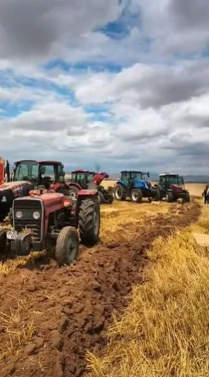 Ankara’da çıkan arazi yangını, köy sakinlerinin traktörlerle yaptığı müdahale sayesinde