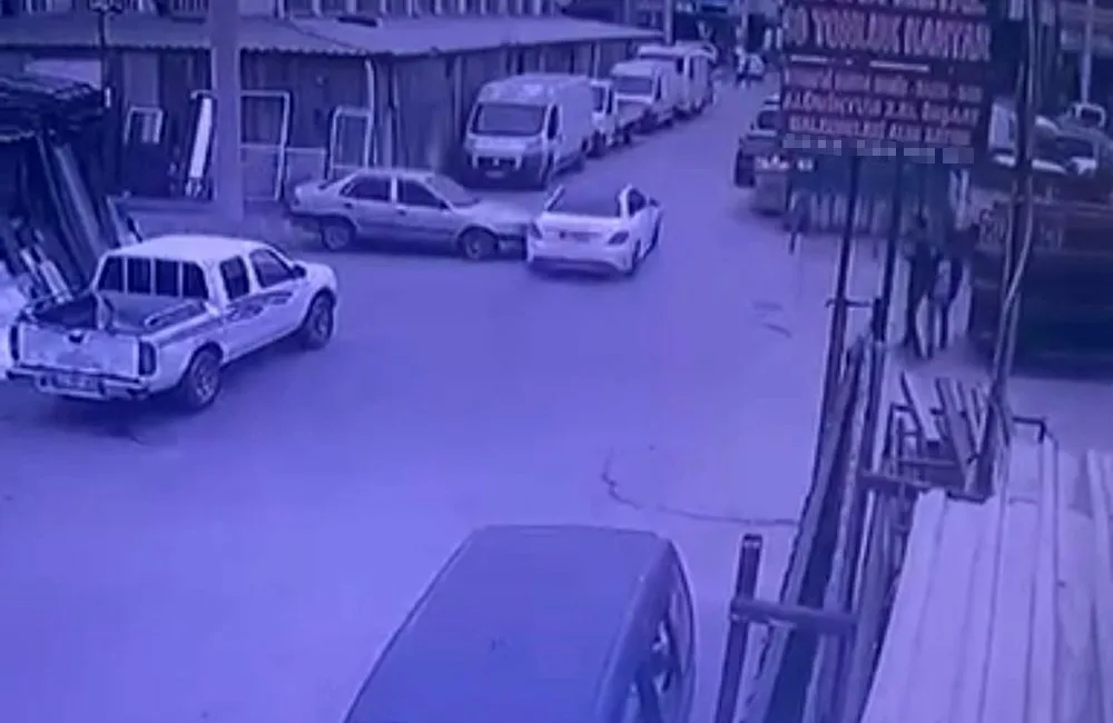 Kocaeli’nin İzmit ilçesi Sanayi Mahallesi’ndeki sokakta peş peşe yaşanan trafik