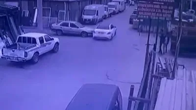 Kocaeli’nin İzmit ilçesi Sanayi Mahallesi’ndeki sokakta peş peşe yaşanan trafik