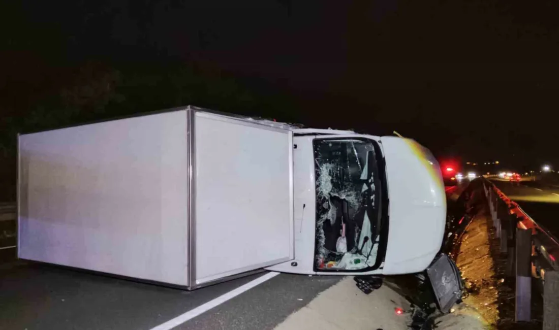 Karabük’te kontrolden çıkan kamyonetin bariyerlere çarparak devrilmesi sonucu meydana gelen