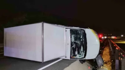 Karabük’te kontrolden çıkan kamyonetin bariyerlere çarparak devrilmesi sonucu meydana gelen