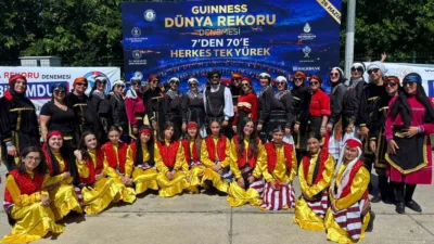 Başiskele Belediyesine bağlı halk oyunları ekibi, İstanbul’da 7 bin 774