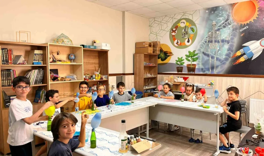 Kocaeli’nin Başiskele ilçesinde çocuklar, yaz tatilini Çocuk Üniversitesi Yaz Akademisi’nde