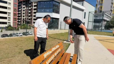 Karabük Belediye Başkanı Özkan Çetinkaya, Üniversite Mahallesi’ndeki tema parkta banklara