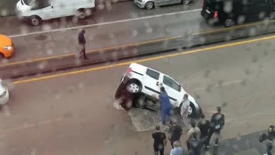 Ankara’da sabah saatlerinde etkili olan şiddetli sağanak, başkentte günlük yaşamı