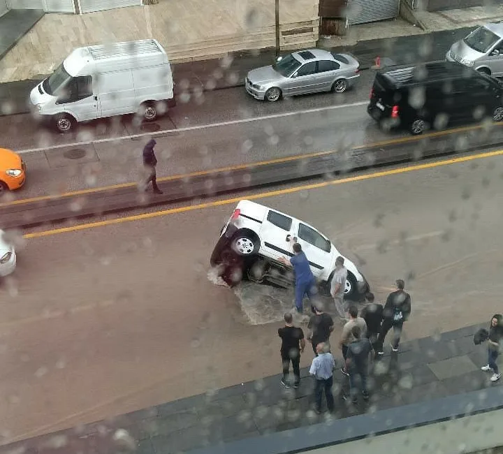 Ankara’da sabah saatlerinde etkili olan şiddetli sağanak, başkentte günlük yaşamı