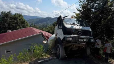 ZONGULDAK (İHA) – Zonguldak’ın Kozlu ilçesinde kontrolden çıkan beton mikseri