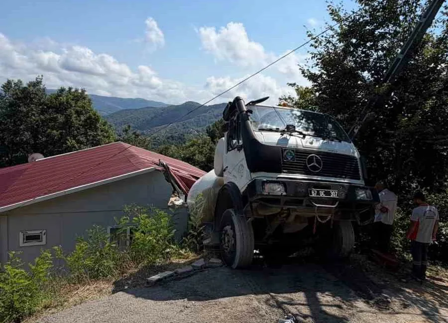 ZONGULDAK (İHA) – Zonguldak’ın Kozlu ilçesinde kontrolden çıkan beton mikseri