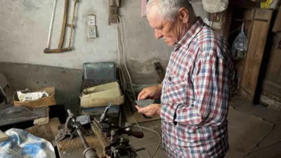 Türkiye’de manda boynuzdan tarak yapan son iki ustadan birisi olan