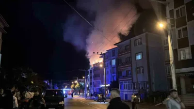 Bolu’da tadilatta olan 4 katlı apartmanın çatı katında çıkan yangında