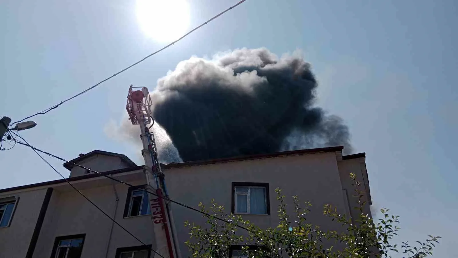Bolu’nun Gerede ilçesinde bir apartmanın enerji odasında çıkan ve çatıya