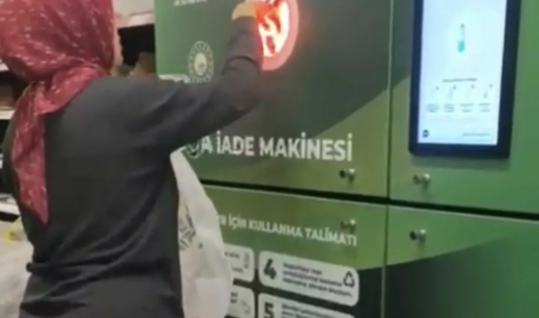 Bolu’da bir zincir markette bulunan geri dönüşüm makinesi önünde kadınlar