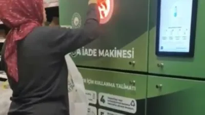 Bolu’da bir zincir markette bulunan geri dönüşüm makinesi önünde kadınlar