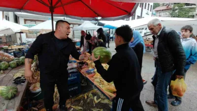Bolu’nun Mudurnu ilçesinde pazarcı esnafı Ömer Faruk Meşelikaş, yaklaşık 1