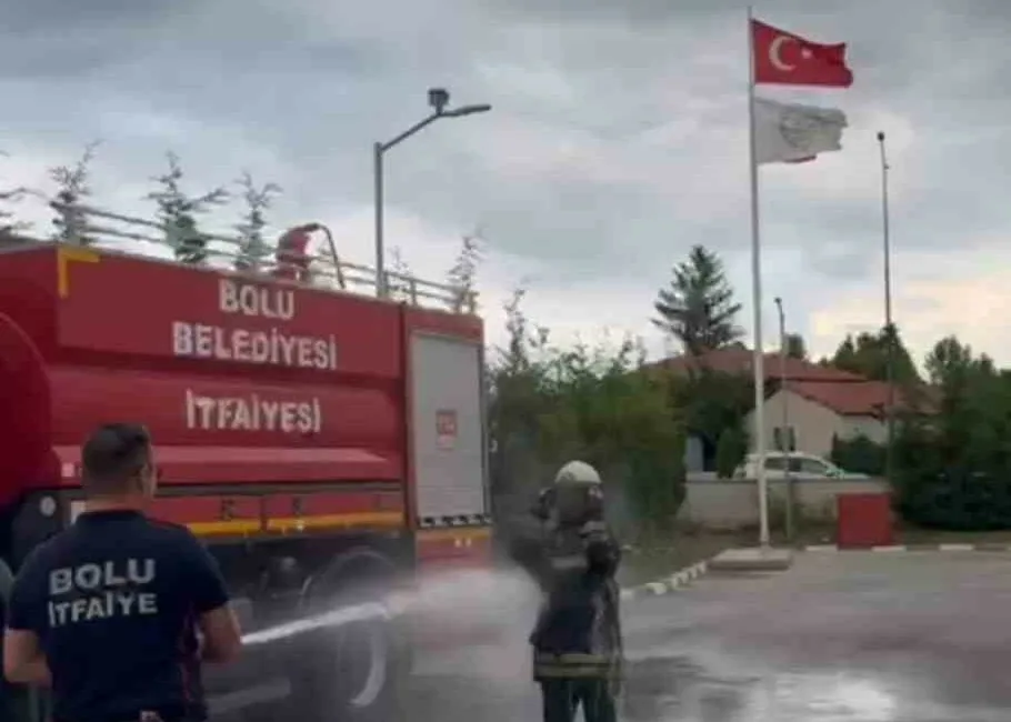 Bolu Belediyesi İtfaiye Müdürlüğü’nde stajını tamamlayan öğrenci, son gününde meslektaşlarının