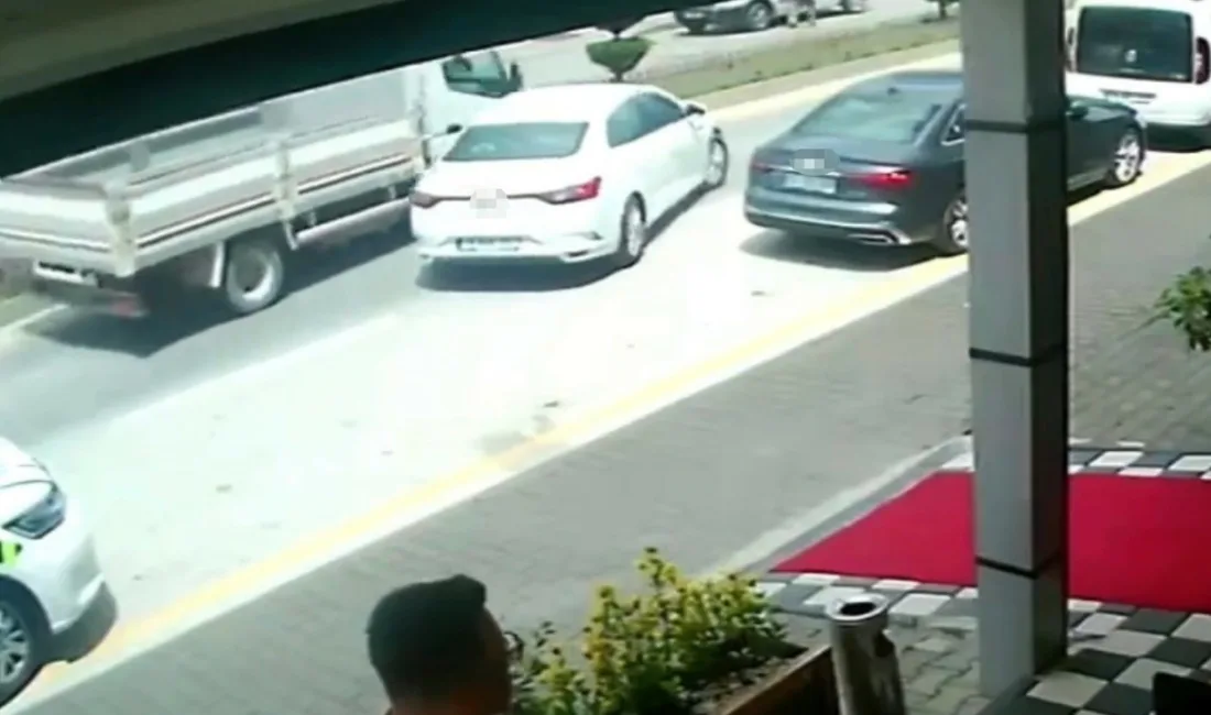 Bolu’da cadde üzerindeki park alanından çıkış yapan otomobile kamyon çarptı.