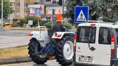 Bolu’da sağanak sırasında yağmurdan korunmak isteyen traktör sürücüsü, başına trafik