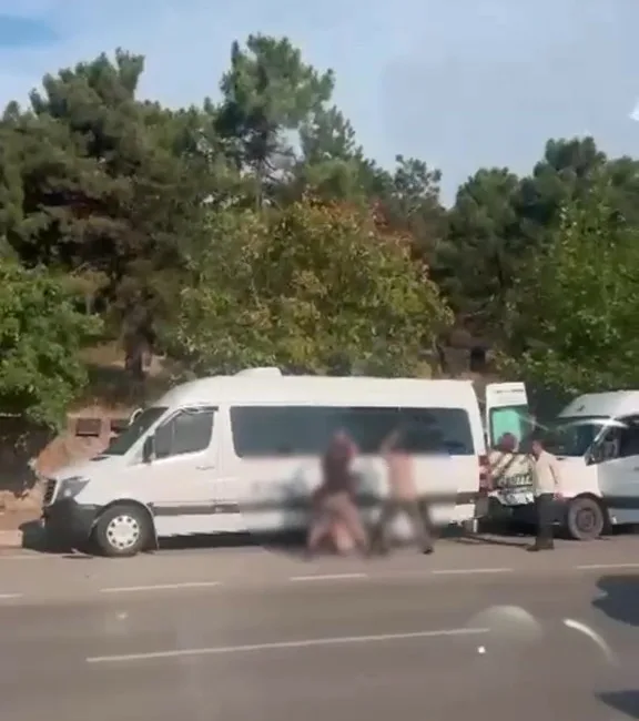 Kocaeli’de 4 kişilik grup, bir kişiyi cadde ortasında kovalayarak demir